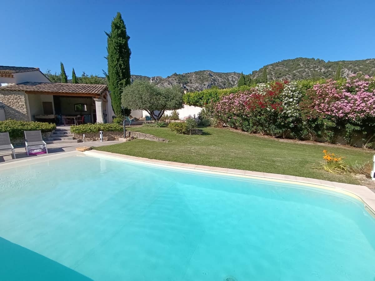 Transats au bord de la piscine