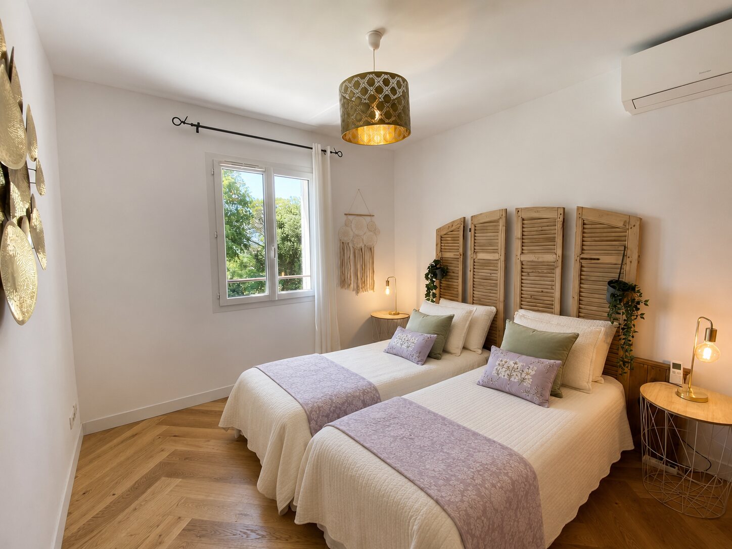 Chambre à deux lits, linge lavande et têtes de lit en volets de bois blond
