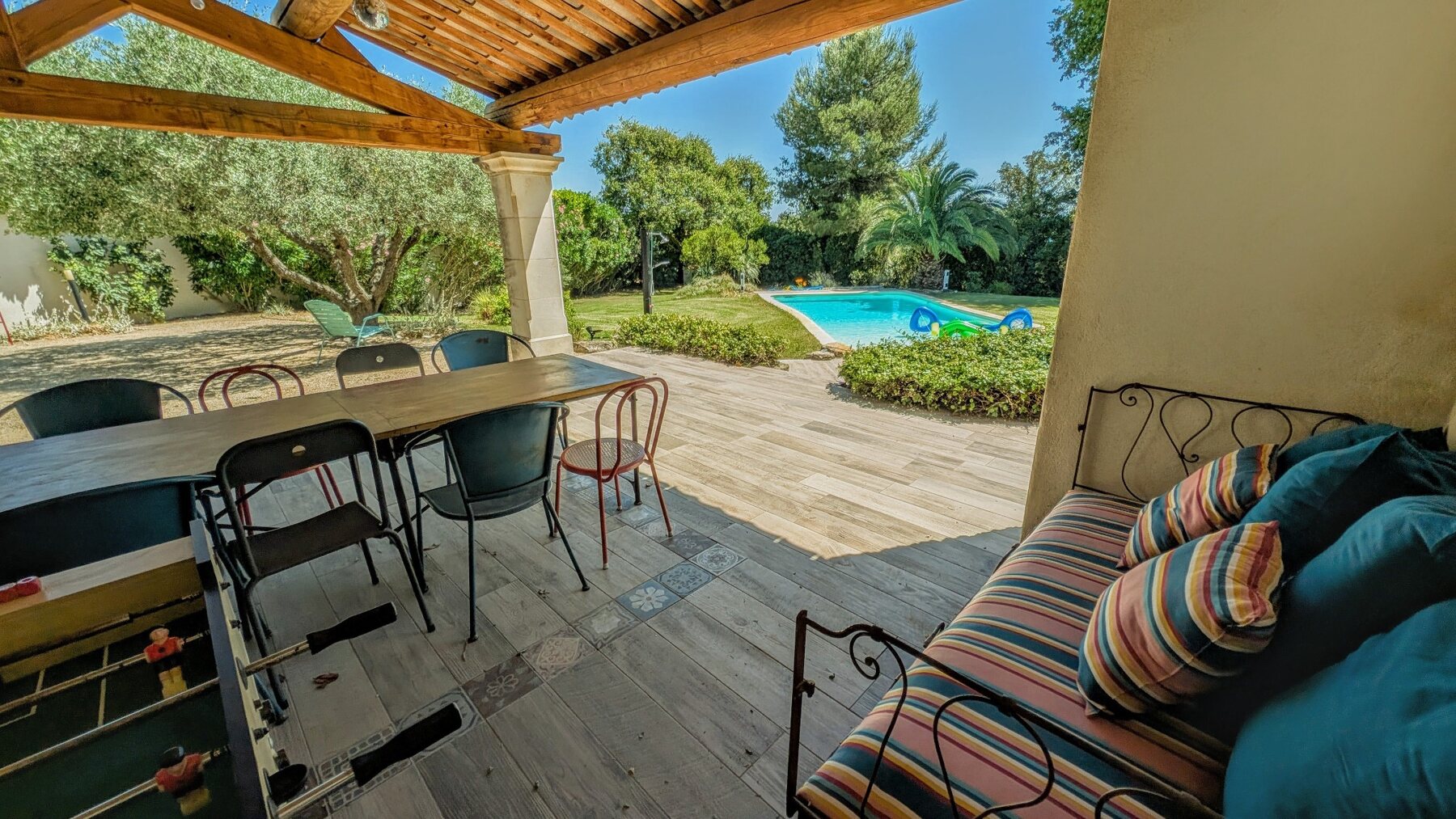 Cuisine d’été avec vue directe sur la piscine