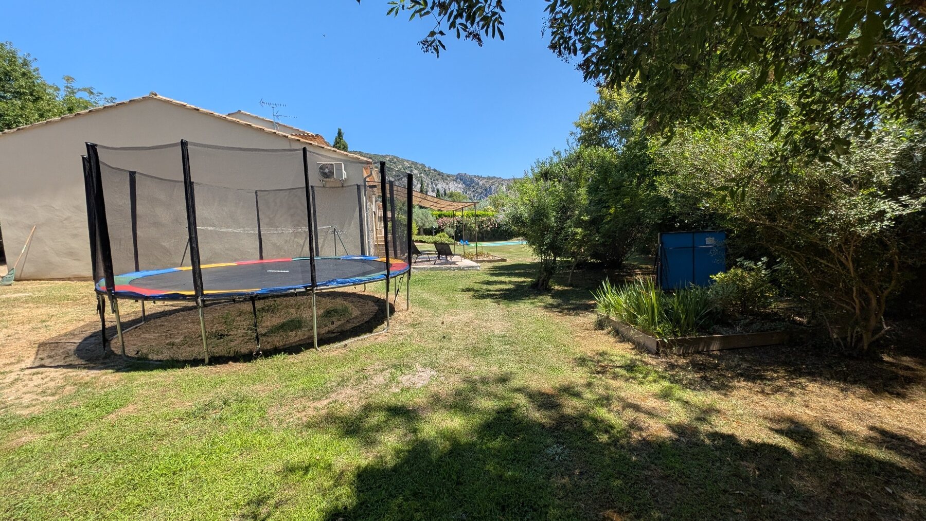 Trampoline dans le jardin avec le Petit Luberon en arrière-plan