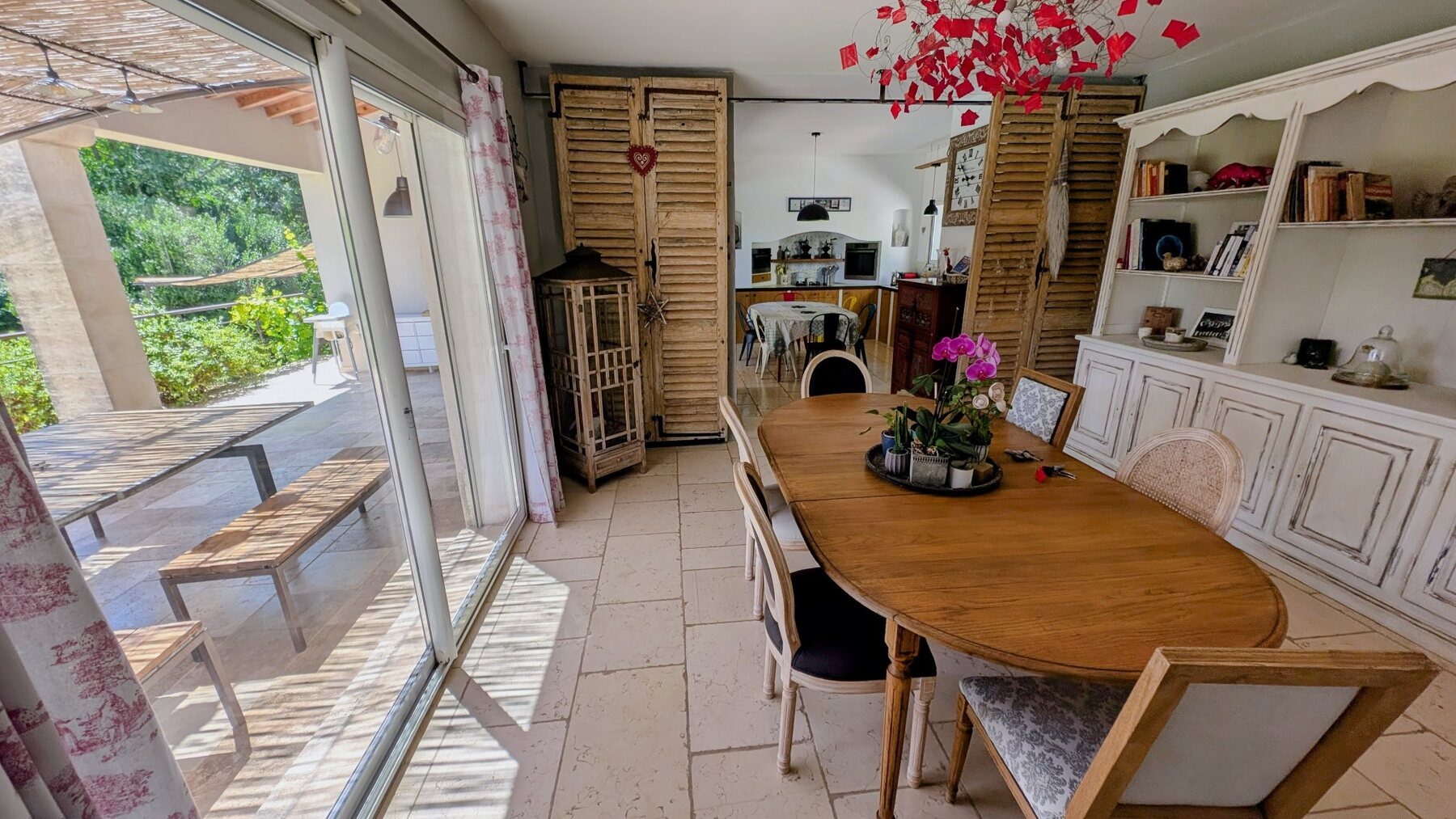 Salle à manger provençale ouverte sur la terrasse