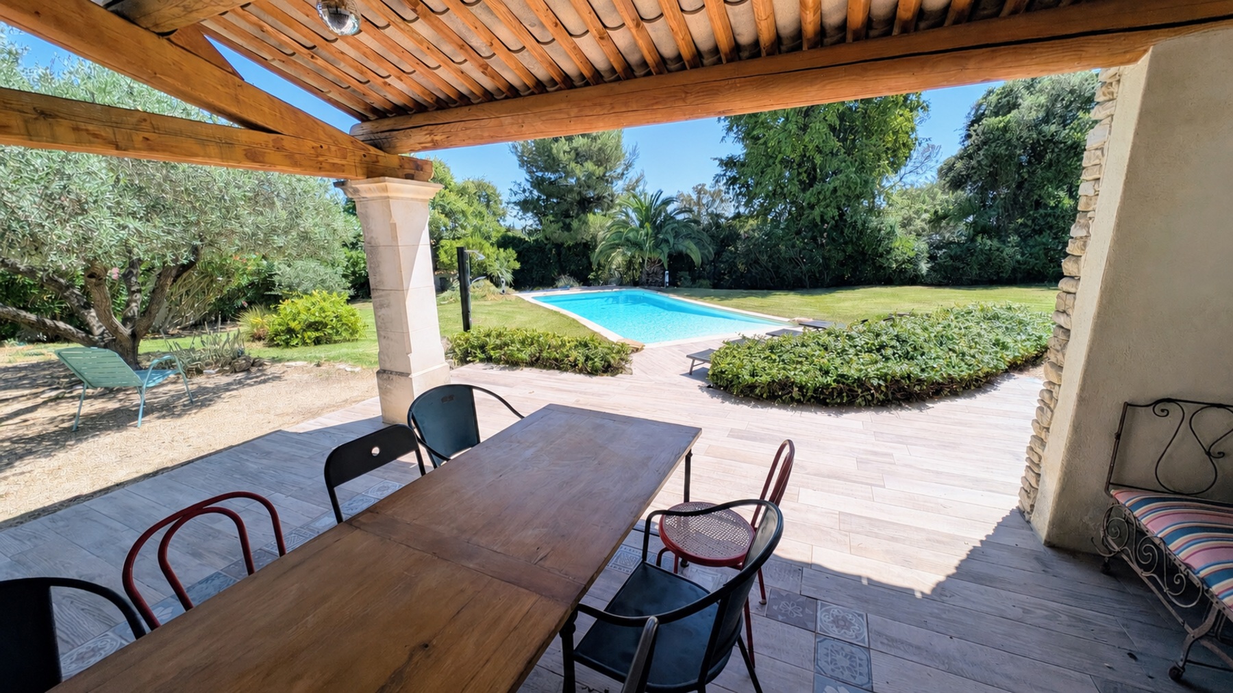 Grande table sous la cuisine d’été face à la piscine