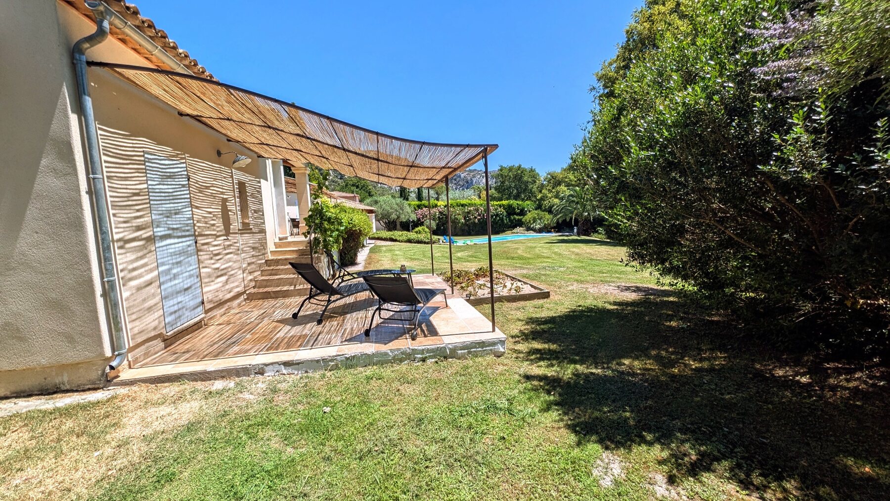 Terrasse avec transats et vue sur le Petit Luberon